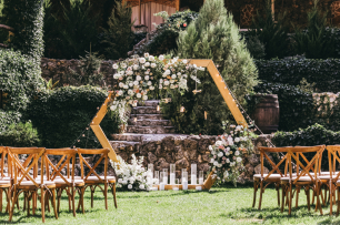 Выездная церемония в усадьбе в горах Крыма.