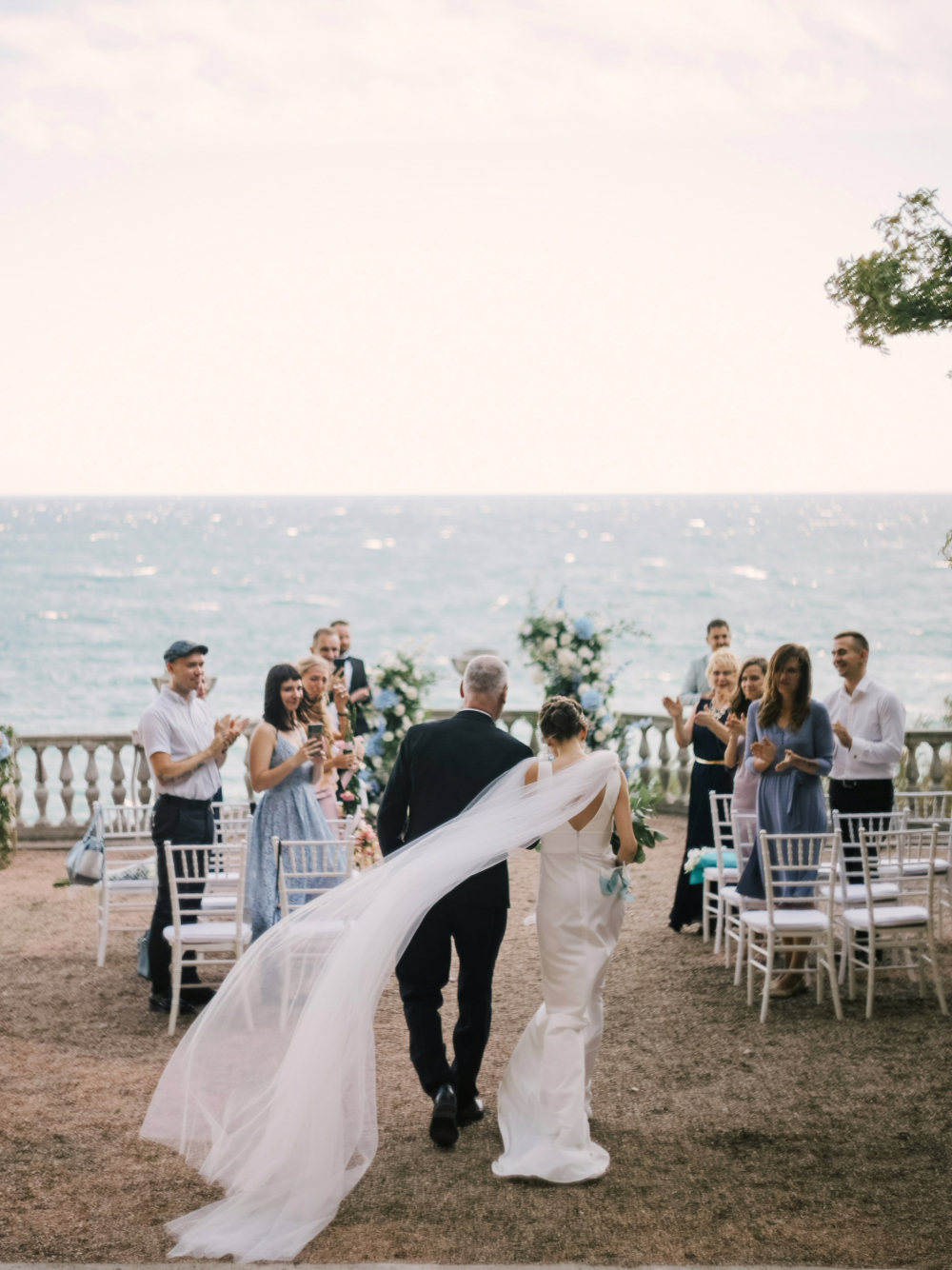 Выход невесты. Свадьба прямо у моря в Крыму!