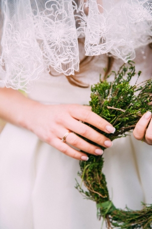 Утро невесты в сосновом лесу