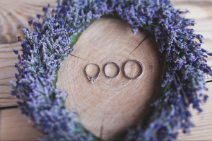 Обручальные кольца в лавандовом веночке