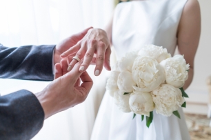 Букет невесты из белоснежных пионов