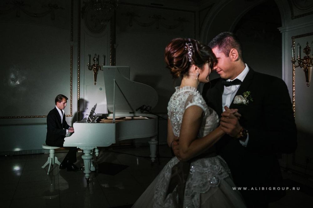 Танец прошел под полную импровизацию композитора. Таким образом, впервые в свадебной индустрии был использован ход, когда музыка «подстраивалась» под танцующих, а не наоборот. 