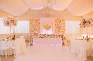 Классическая нежная свадьба Дарьи и Александра в шатре