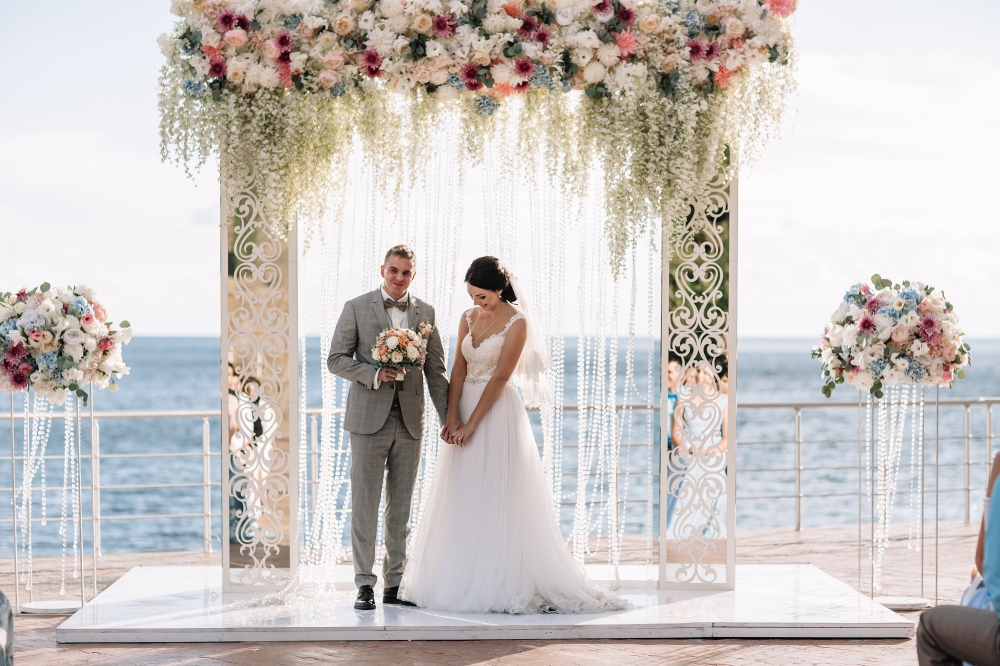 Миша и Олеся!Пара из Москвы и их Свадьба в Крыму у самого Черного моря