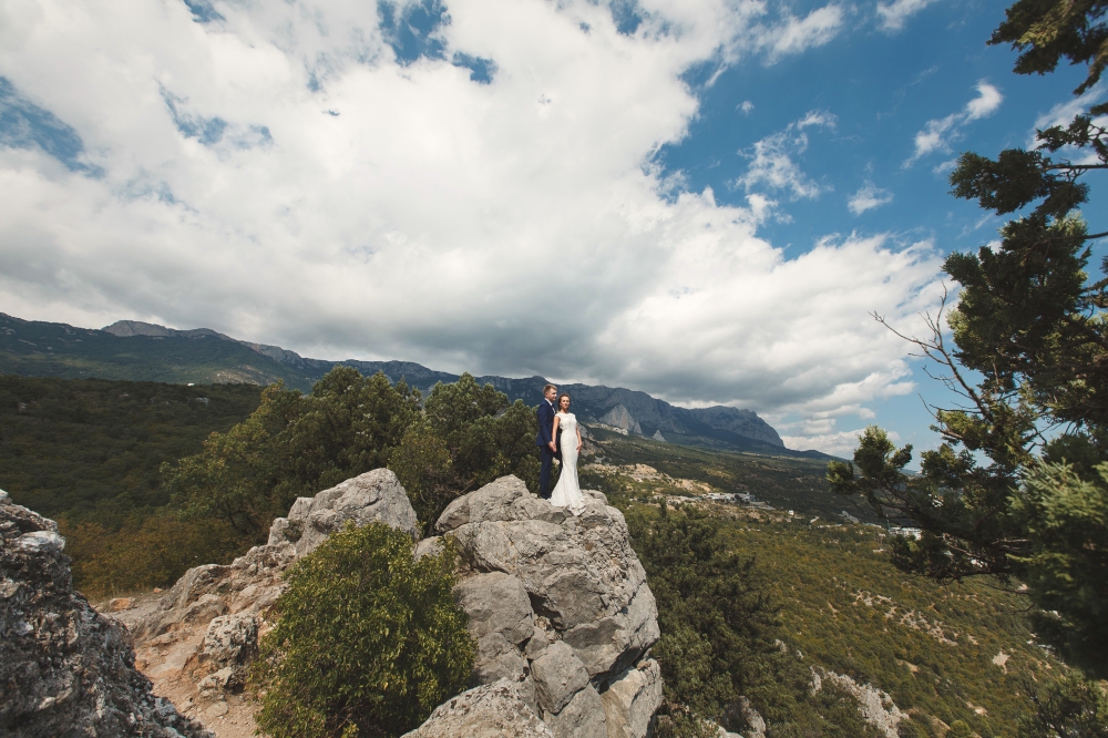 Свадебная прогулка в Крыму так и манит своей красотой