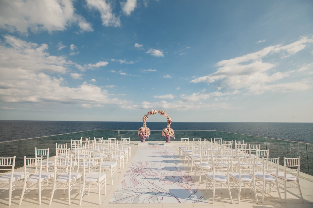 Бесконечный вид на море... Идеальная площадка для создания семьи с бесконечными чувствами!