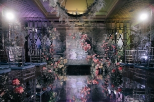 Ледяной фонтан в зоне выездной регистрации для зимней сказки