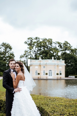 Нежные молодожены