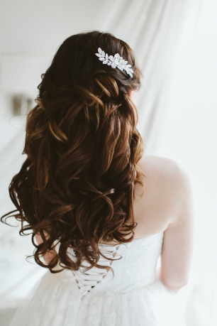 Украшение в свадебной прическе