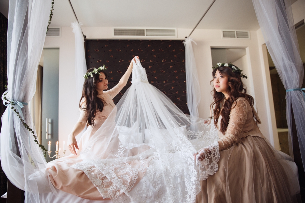 Заботливые подруги - настоящее счастье для невесты.