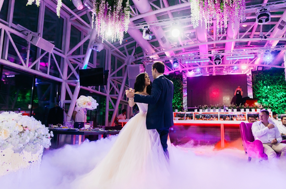 Первый танец Лили и Жени в облаке тяжелого дыма.