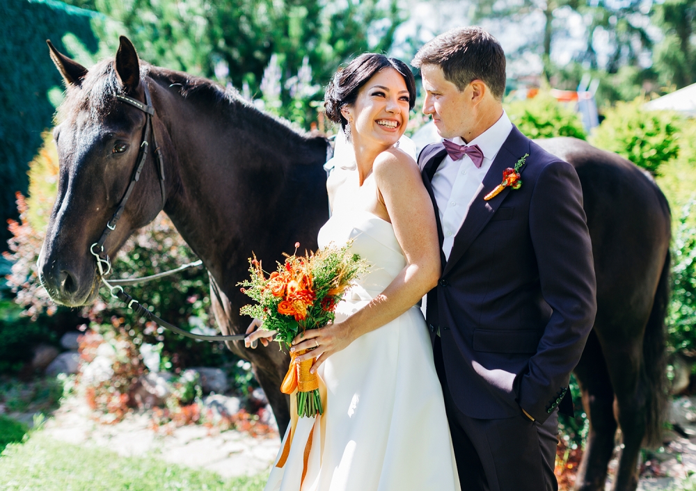 Яркие и невероятно красивые Петр и Анастасия в сопровождении благородного коня Торреодора.