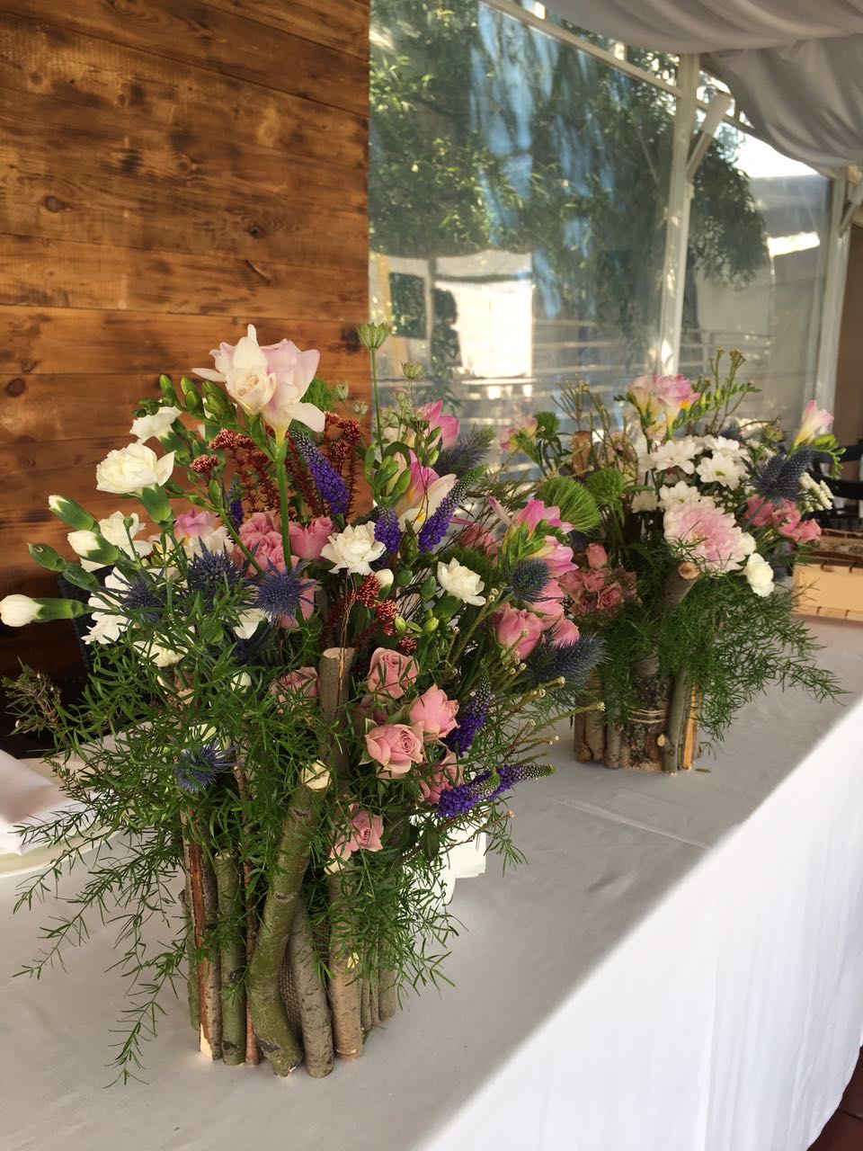 Цветочные композиции на столе молодых