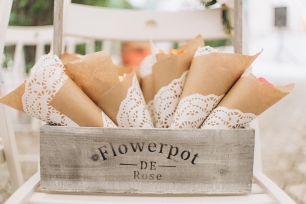 Кулечки с лепестками роз для выездной регистрации