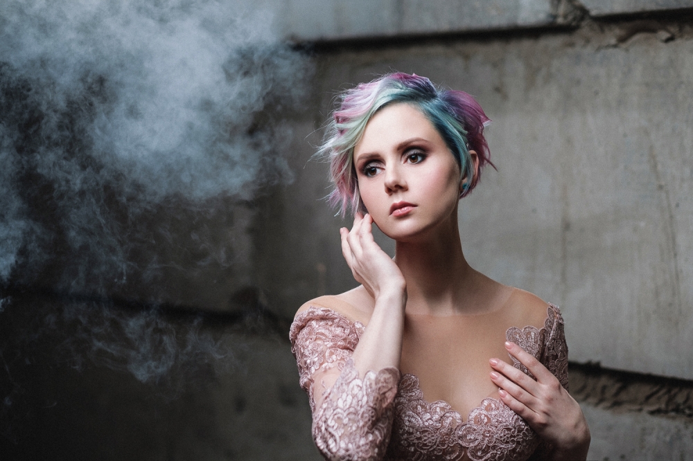 Невеста. Дым. Цветные волосы.