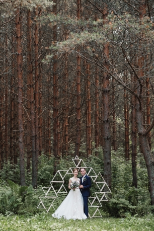 Свадьба "Геометрия чувств".
Лес. Арка из треугольников.