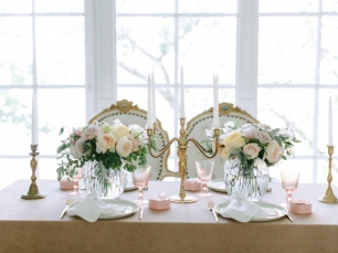 Изящное оформление стола в стилистике французского особняка