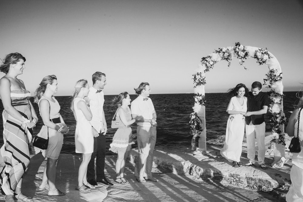 Когда Наталья и Дмитрий пришли к нам на первую встречу, сразу стало ясно – в этой зрелой и гармоничной паре царит любовь и взаимопонимание. Свою свадьбу они представляли как необычное и незабываемое торжество для узкого круга самых близких людей. Поэтому выбор пал на свадьбу за границей, а именно на райский остров Кипр!

Историю организации свадьбы читайте на нашем сайте: http://positive-wedding.ru/our-wedding/185-svadba-na-kipre