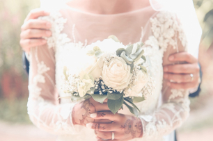 Букет невесты, мехенди на руках невесты