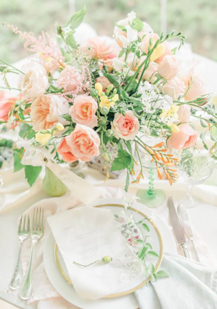 свадьба в коралловом цвете, коралловые цветочные композиции на гостевой стол, организатор АЛЕНА ЖИРКОВА