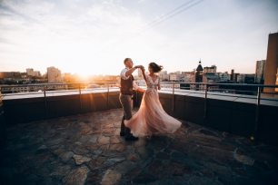 Наличие веранды позволит гостям выходить на свежий воздух, а также даст возможность интересного разделения пространства на зоны, тем самым позволит разнообразить активности