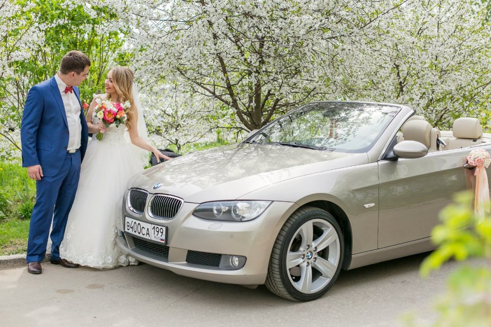 В стоимость включен кабриолет с водителем BMW 325 бежевого цвета, с белым салоном (5 часов работы), а также букет невесты
