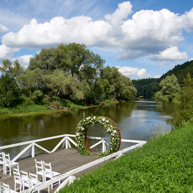 свадебная церемония под открытым небом у водоема, организатор WEDVILLAGE