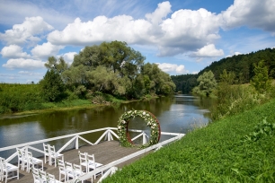 Зона выездной регистрации у водоема