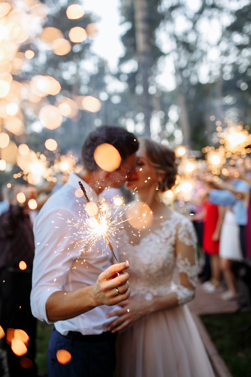 Бенгальские огни на свадьбу, красивый финал свадьбы, Свадьба в Перми, организация Golden Lion Agency