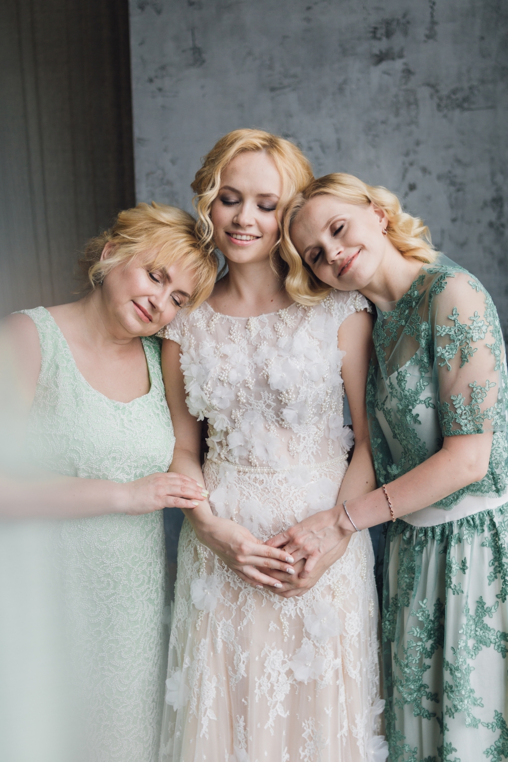 Утренние сборы невесты в окружении семьи, Свадьба в Перми, организация Golden Lion Agency