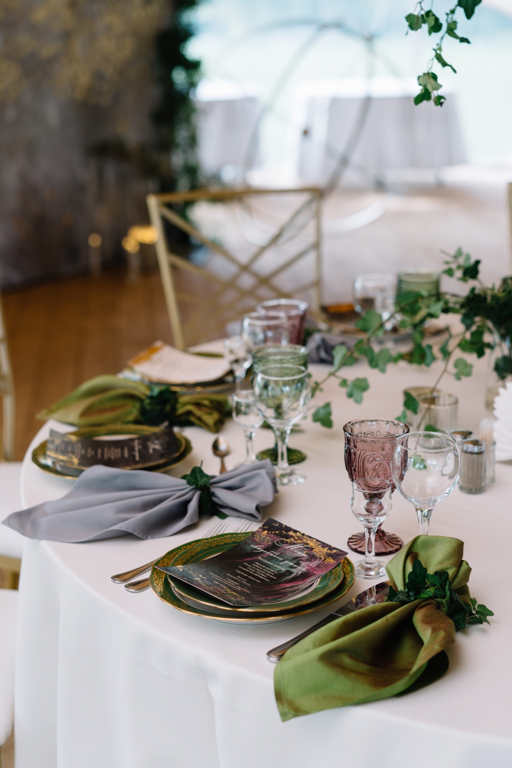 Оформление гостевых столов в шатре