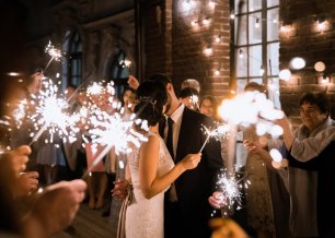 Бенгальские огни в завершение свадебного дня