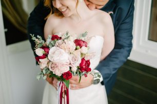 Букет невесты с пышными пионами, розами и маками