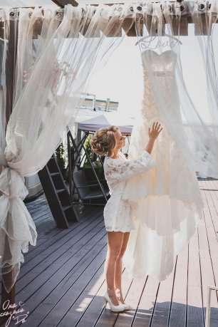 Невеста и роскошное свадебное платье