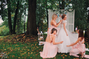 Сборы невесты на улице с подружками