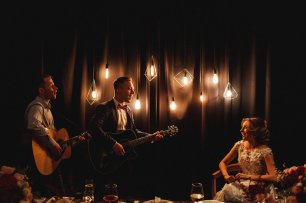 Сюрприз от жениха невесте — песня при свечах