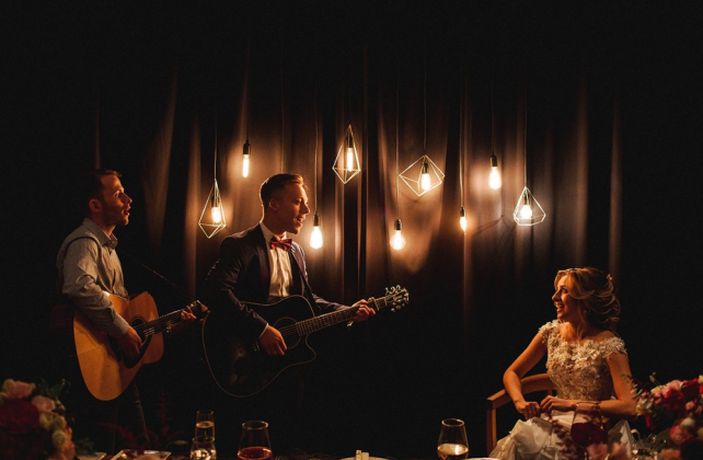 современные свадебные традиции, подарки на свадьбу, песня жениха в подарок невесте, организатор ОНА СКАЗАЛА ДА