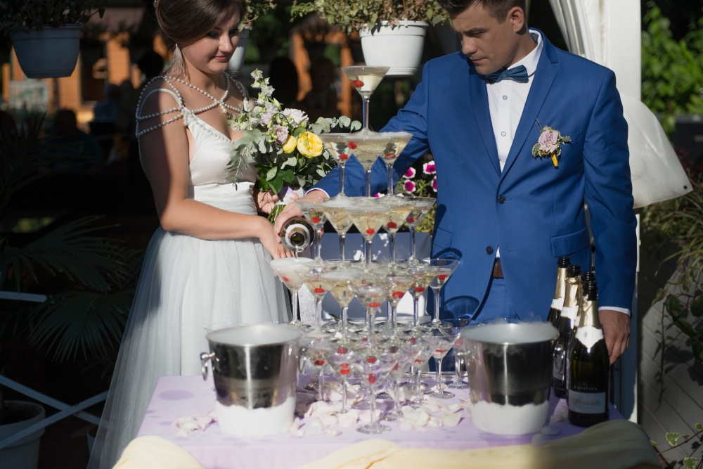 пирамида из шампанского-идеальное дополнение к фуршетному столу