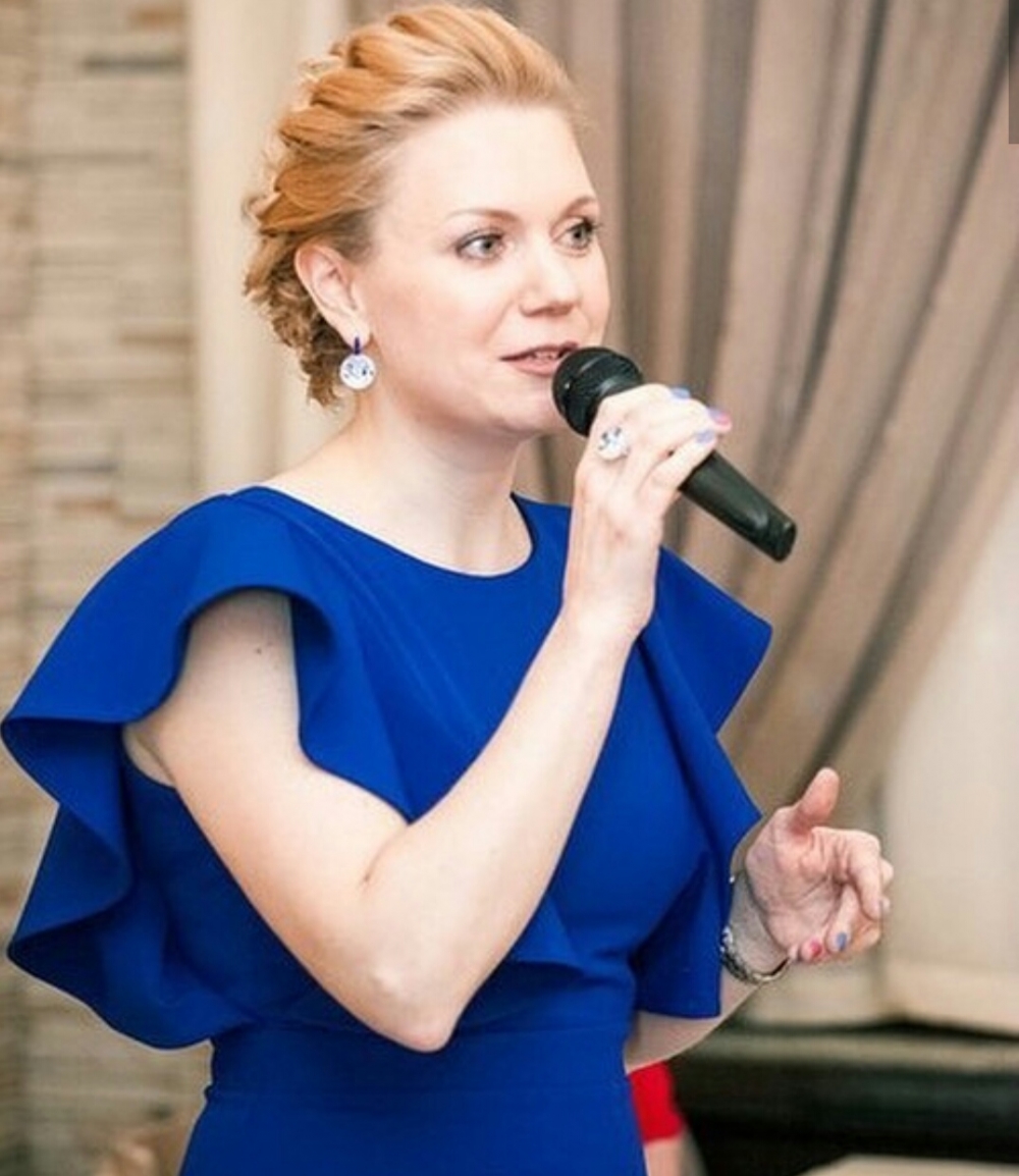 Ваша ведущая-Зоя Ярлыкова