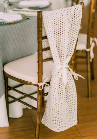 вязаная свадьба, декор стульев на зимней свадьбе, организатор THE GLOBAL WEDDING