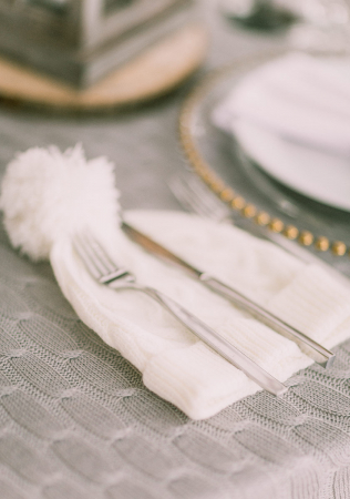 вязаная свадьба, вязаная скатерть и шапочка вместо салфетки, организатор THE GLOBAL WEDDING