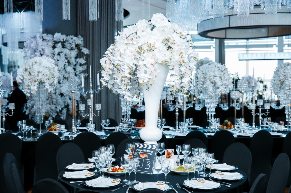 декор с орхидеями и кристаллами