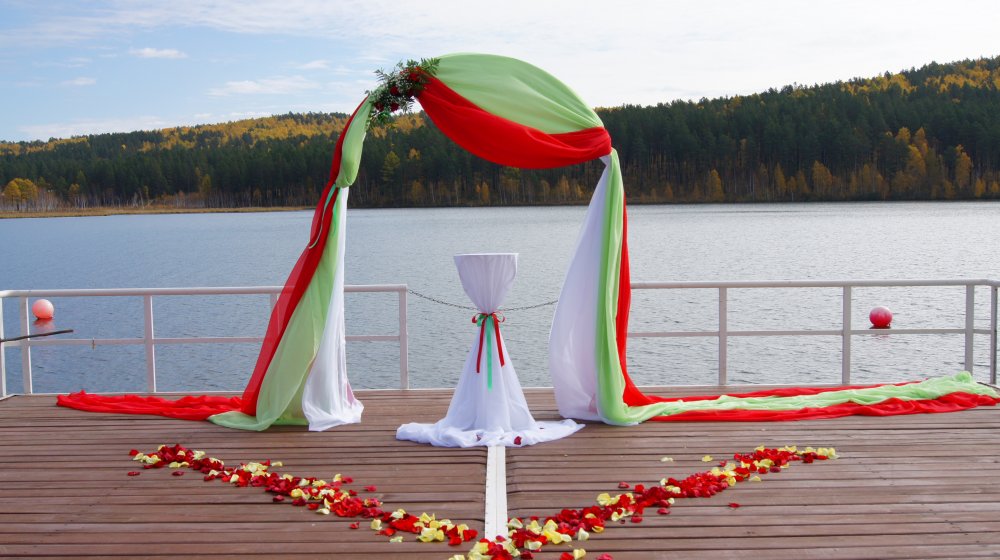 Оформление выездной регистрации драпировка и оформление живыми цветами