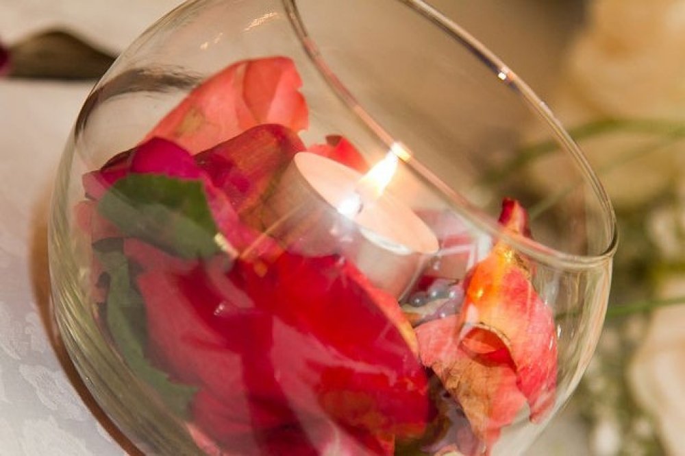 Что делать с лепестками роз: 8 идей
