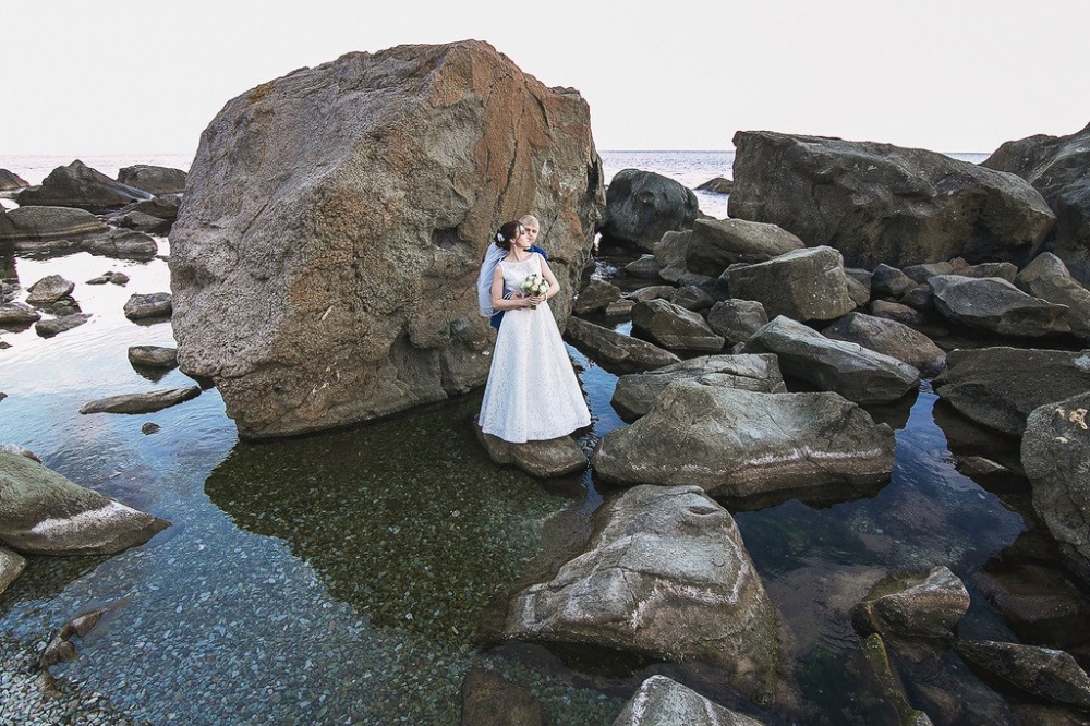 Каменная свадьба фото boulder, свадебная фотосессия на море на камнях, свадебная фотосессия на байкале