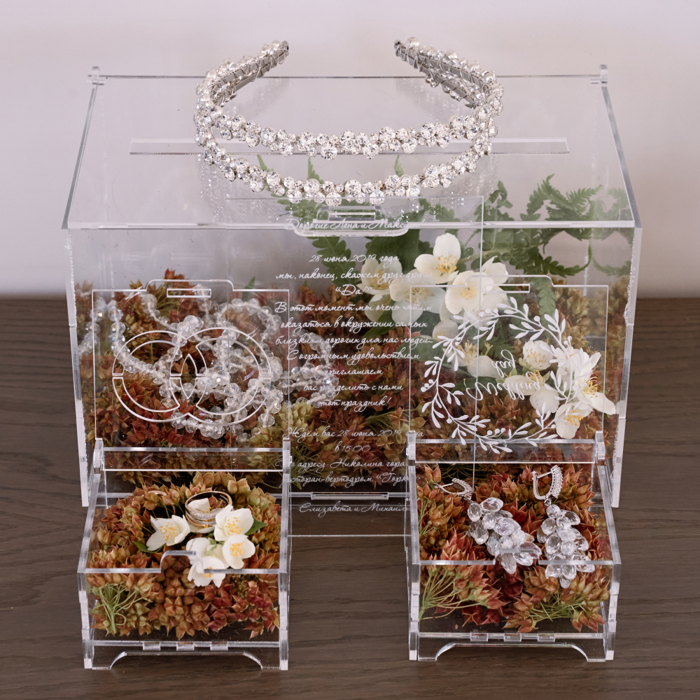 Свадебные украшения и коробочки из прозрачного акрила созданы на заказ специально для свадьбы Лизы и Миши