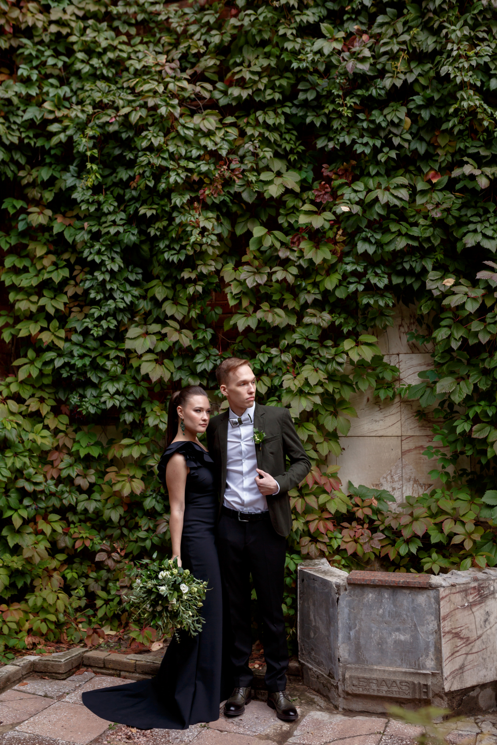 Необычное платье у Невесты.
У меня смелые Невесты, современные.  Бывает такое, что белое платье не ваш стиль. Тогда можно выбрать другое и обыграть всю свадьбу цветовой палитрой.