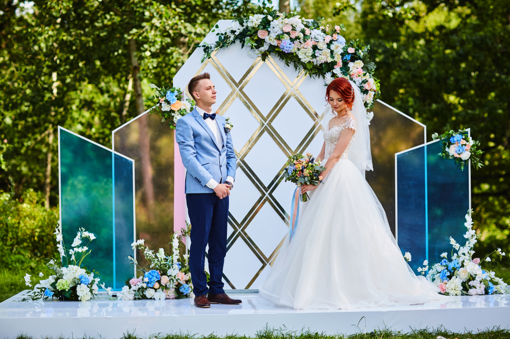 Выездная церемония за городом.
Если вы пронесете цвет свадьбы в мелочах, то в итоге это будет выглядеть очень гармонично на фото и видео.  Немного голубого, розового, оранжевого, все сочетается 