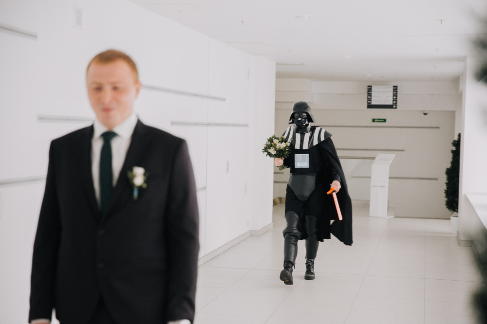 Невеста очень хотела сделать сюрприз для Жениха, но не знала какой...выяснили,что Жених любит"Звездных войнов".И мы пригласили одного из главных героев.Самый подходящий момент был утром, когда Жених этого совсем не ожидал, а ожидал увидеть Невесту