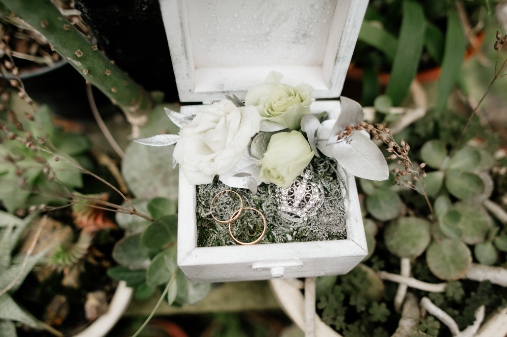 Коробочка для колец.
Сейчас не обязательно покупать весь реквизит, можно все взять в прокат.